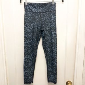 ZYIA Active Blue Stone Leopard Scrunchy Butt Light n Luxe 7/8 Hi-Rise Leggings